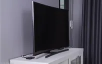 Có nên rút phích cắm TV khi không xem không?