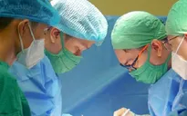 Người đàn ông vỡ đôi gan, vỡ tá tràng do tai nạn từ máy bào gỗ