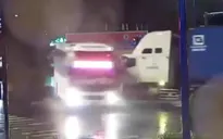 Thiếu quan sát khi qua nút giao, xe container tông vào xe khách