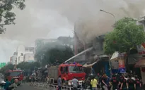 Cửa hàng bán thiết bị điện tại TP Hồ Chí Minh cháy, nhân viên tháo chạy