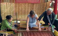 Các nghệ nhân hãnh diện, tự hào giới thiệu sản phẩm tại Festival Làng nghề truyền thống 2023