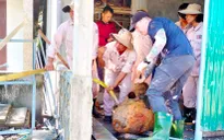 Di dời quả bom hơn 300kg ra khỏi khu vực nhà dân