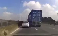 Xe contaier đánh lái đột ngột khiến ô tô con phải ép sát dải phân cách để tránh