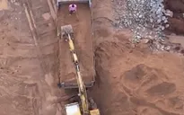 Khai thác cát trái phép trong lòng hồ Yaly