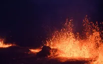 Iceland xây tường ngăn dòng dung nham núi lửa
