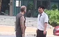 Đình chỉ tài xế taxi vứt rác bừa bãi bị du khách nước ngoài nhắc nhở