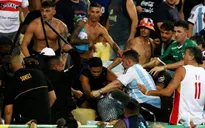 CĐV Argentina và Brazil ẩu đả trên khán đài, Messi gọi cả đội vào đường hầm