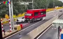 Chuyển làn đột ngột tại trạm thu phí, xe tải húc văng xe con