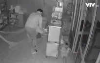 Nhóm trộm đột nhập nhà dân lấy cắp tài sản trong 3 phút