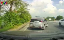 Ô tô dừng xe đột ngột trên đường cao tốc suýt gây tai nạn