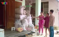 Người dân vùng ngập lụt ứng phó mưa lớn