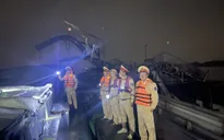 Bắt quả tang hai phương tiện thủy khai thác cát trái phép trên sông Hồng