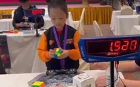 Bé gái 6 tuổi lập kỷ lục thế giới mới giải rubik