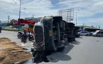 TP Hồ Chí Minh: Xe đầu kéo lật ngang, 2 thùng container rơi xuống đường