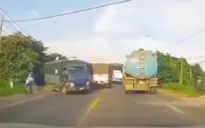 Xe tải nối đuôi nhau vượt ẩu gây tai nạn cho xe chạy ngược chiều