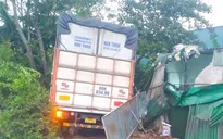 Xe tải mất lái lao vào nhà dân khiến một cụ bà tử vong