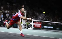 Novak Djokovic vất vả vào tứ kết Paris Masters 2023