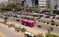 Xe bus hồng mang lại sự an toàn cho phụ nữ Pakistan