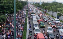 Cửa ngõ sân bay Tân Sơn Nhất ùn tắc sau tai nạn