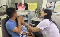 Ngã vào thanh sắt, bé trai bị tổn thương nặng vùng vòm miệng