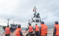 Tàu Hải quân lai kéo tàu cá của ngư dân Bình Định gặp nạn về bờ an toàn