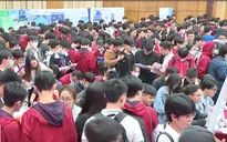 Hàng nghìn sinh viên tại Hà Nội tìm kiếm cơ hội việc làm