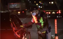 Thái Lan bắt hàng quán đo nồng độ cồn và giải rượu cho khách