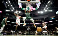 Milwaukee Bucks thắng kịch tính Chicago Bulls ở hiệp phụ