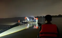 Bắt quả tang tàu khai thác cát trái phép trên sông Hồng