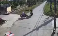Xe máy đâm nhau tại ngã tư, hai người bị thương
