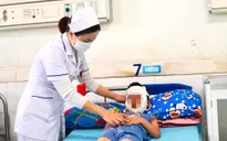 Bé trai bị bỏng do bóng bay phát nổ