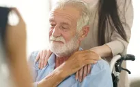 Dấu hiệu cảnh báo chứng sa sút trí tuệ qua bàn tay