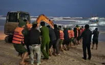 Quảng Bình: Kịp thời ứng cứu tàu cá mắc cạn tại cửa biển Nhật Lệ