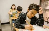 Học qua máy tính, điện thoại kém hiệu quả hơn sách giấy