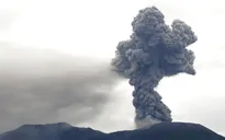 Núi lửa phun trào ở Indonesia khiến 11 nhà leo núi tử vong