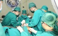 Cứu nam thanh niên nhập viện với thanh sắt đâm xuyên cơ thể