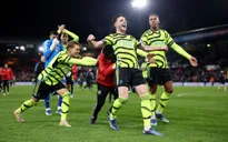Arsenal thắng nghẹt thở ở phút bù giờ, dẫn đầu Ngoại hạng Anh