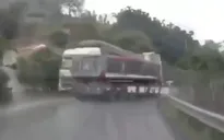 Đường trơn, đuôi xe đầu kéo văng trúng phần đầu xe đi ngược chiều tại khúc cua