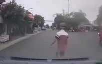 Qua đường không quan sát, nam thanh niên bị ô tô húc văng