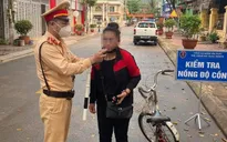 Xử phạt người phụ nữ đi xe đạp vi phạm nồng độ cồn