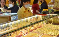 Vàng giảm nhẹ, chờ đà bứt phá?