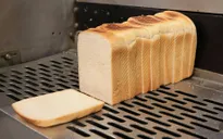 3/4 số bánh mì tại cửa hàng ở Anh chứa lượng muối trên mỗi lát nhiều hơn một gói khoai tây chiên