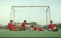 Gia đình mình vui bất thình lình - Tập 7: Gia đình ông Toại ăn mừng tưng bừng sau trận thua bóng đầy bất ổn
