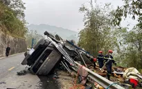 Bắc Kạn: Lật xe chở gỗ khiến 2 người tử vong