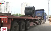 Gỡ vướng xử lý xe chở cuộn tôn, thép không chằng buộc chắc chắn