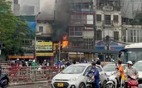Cháy lớn tại kho quần áo trên phố Lê Duẩn