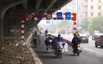 Vô tư đi ngược chiều trên đường Nguyễn Xiển