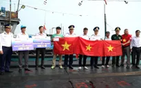 Trao 2000 lá cờ Tổ quốc cho ngư dân