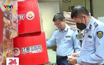 Phát hiện 1.300 thùng bánh kẹo không rõ nguồn gốc ở Hà Nội