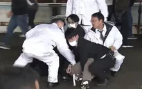 Thủ tướng Nhật Bản bị ném bom khói